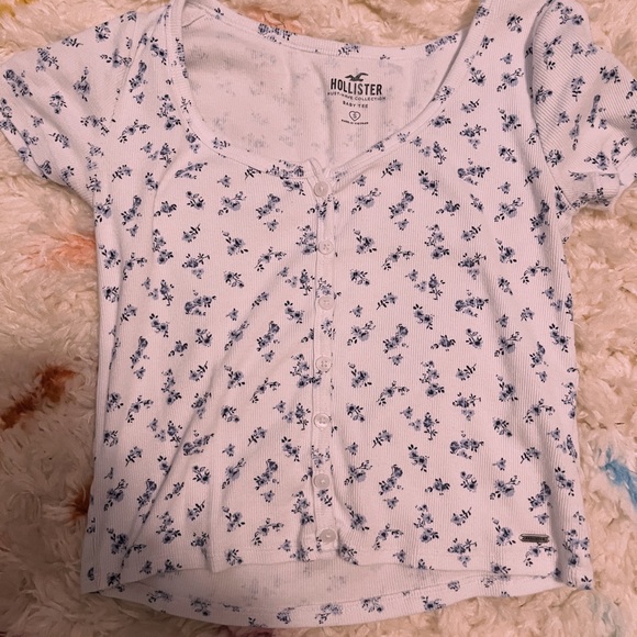 These are the cutest summer tops from Hollister!! Super cheap and affordable 💗 - Picture 3 of 3